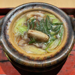 富小路 やま岸 - 月の輪熊と海老芋、昔葱の鍋