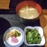 天ぷら処 こさか - 味噌汁・冬菜（？）のおひたし・漬物