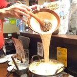 裏神田 自然生村 - 自然薯を鍋に投入！