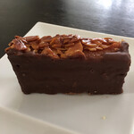 兎月 - 切り分けた人の特権、端っこチョコがけ濃いいところ♪両端とも切ればよかったわ…