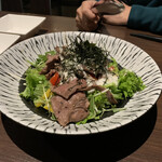 日本酒Dining 根岸 川木屋 - 牛タンのサラダ