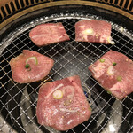 焼肉 鶯谷園 - タンを焼き焼き