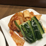 焼肉 鶯谷園 - キムチ盛合せ