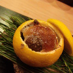 くりぬいた柚子の中に様々な旬の食材を詰めた1品、今が冬だと感じさせる見事な仕上がり（201301）