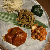 個室焼肉ITADAKI 町田 - キムチ、ナムル　盛り合わせ