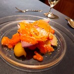 KIHACHI - ⚫前菜「キャロットソースで彩る  サーモンの塩麹マリネと鎌倉野菜のサラダ」