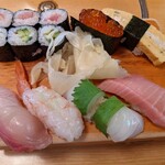 Sushi Masa - 上寿司。大切りのネタが勢ぞろい。三つ葉の玉子焼きがステキ。