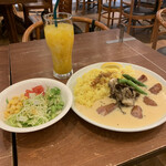 creperie kenny's cafe - ソーセージときのこの白いカレー
サラダ・ドリンク付　¥1,420