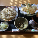 Nakasei - 旬野菜の天麩羅そば(税込900円)と木漏れ日を斜め上から。