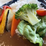 Nozomi Kafe Nanairo - 『遊佐カレー監修 温玉カレー』の野菜