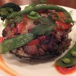 レ・フルシェット - 「マグロ尾のステーキ」：マグロ自体はさっぱりと塩味。
                                皮がカリッと香ばしく、
                                コラーゲン質がトロッと口の中に拡がる贅沢！
                                