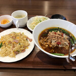 アジアン ダイニング フード エイト - 台湾拉麺+ウィンナー炒飯定食