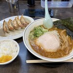 Harupin Ramen Shimosuwa Yakubamaeten - ハルピンラーメン・タレこくの餃子セット。