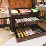 銀座 レカン - 店名に由来する「宝石箱」の引き出しから数多くのお菓子が