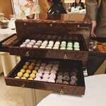 銀座 レカン - 店名に由来する「宝石箱」の引き出しから数多くのお菓子が