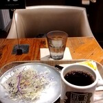 J.S. BURGERS CAFE - サラダバーのサラダは1種類。コーヒーは大きなマグカップ