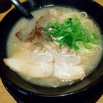 Hakata Tenjin - 基本のラーメン。760円。