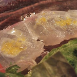 レ・フルシェット - 「真鯛のカルパッチョ」（アップ）：真鯛にトッピングしてあるのは
      柚子のペースとロックソルト♪
      