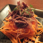 レ・フルシェット - 「キャロット・ラペ」：自家製のコンビーフをトッピングしているあたり、
      ￥500とは思えないような高級感♪
      