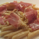 レ・フルシェット - 「ブルーチーズのクリームペンネ」：ブルーチーズの濃厚なコクを
      上手く活かし、生クリームでマイルドなソースにしていますね！
      