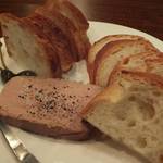 レ・フルシェット - 「白レバーのムース」：￥500でバケットが10枚も付いている所が嬉しいですね♪