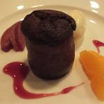 レ・フルシェット - 「フォンダンショコラ」：カップケーキのような形をしていますが、
      しっとり柔らかい口当たりの後に
      ビターチョコがトロ～リ♪
      
