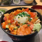 Ika Sushi Dainingu Sensuke - 真ん中に温泉玉子、いろいろな食材が盛り込まれています。