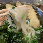 博多うどん処 泰吉 - うどんは細麺ながら平打ち仕上げ