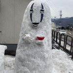 拉麺酒房 熊人 - 今回訪れたら、外にもののけ姫のキャラクターの雪像が有りました。