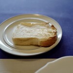 モイベーカリー - ラッピングしたまま常温に戻してから軽くトーストする