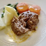 モイベーカリー - レストラン 代官山小川軒のレシピはパン粉を使わないので肉汁は出ない。凄くおいしい！