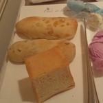 パン　右上の飴のようなものがバター！！