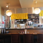 ばかすや - カウンター席と厨房です