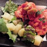 レ・フルシェット - 「チキンのニース風トマト煮込み」：
      塩角を抑えた、さっぱりとしたトマトソースで鶏肉を煮込み
      冷製に仕立てています！
      