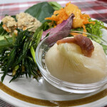 Tenohira Shokudou - 体に優しい盛り合わせ。野菜のひとつひとつに深い味があります。