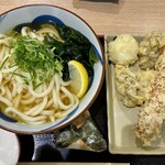 元祖セルフうどんの店 竹清 - 竹清うどんの大と鮭おにぎり、唐揚と舞茸天ぷら2つ