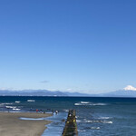 海鮮料理 みはる - 店の前から富士山を望む