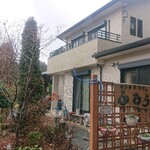 ランチ＆カフェ ふわら - お店敷地。ご自宅の奥に、店舗が併設されています。