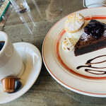 ニュー喫茶ポルカドット - コーヒーとチョコケーキ。クッキーにはポの字w