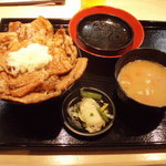 花畑牧場 ホエー豚亭 - ホエー豚丼　トムチーズがけ