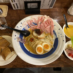 海老丸らーめん - パン3個じゃ足りない。後から3個追加。