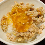 おみ乃 - ・そぼろと黄身醤油漬けオンザ土鍋ご飯