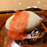 おみ乃 - ・ミルクアイスのフランボワーズソースがけ