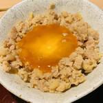 おみ乃 - ・そぼろと黄身醤油漬け