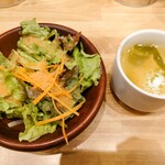 大衆肉酒場 ゼニバ - セットのサラダとスープ