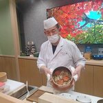 金澤 せつ理 - 香箱カニご飯を披露する大将