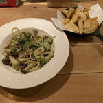 cafeスマイル工場 - 鶏挽肉とアボカドの柚子胡椒パスタ、ポテト塩