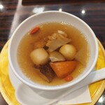 Hamayuu - 筑前煮ミックス？いいえ中華スープです。クコの実がいるでしょう？