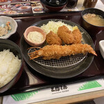 Washoku Resutoran Tonden - 海老・牡蠣フライ定食(税込1,749円)。尾頭付きの海老フライに牡蠣フライ3個、ご飯、味噌汁、卯の花の小鉢、漬物といった顔ぶれ。