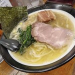 百麺 - 太麺700円(税込)+ラフティー250円
            家系って口コミで書いてる人が多数観られるが、太麺と細麺でスープの味変えてる！？
            私が食べた細麺は家系感ゼロだったので不思議、太麺スープ飲ませて貰えば良かった